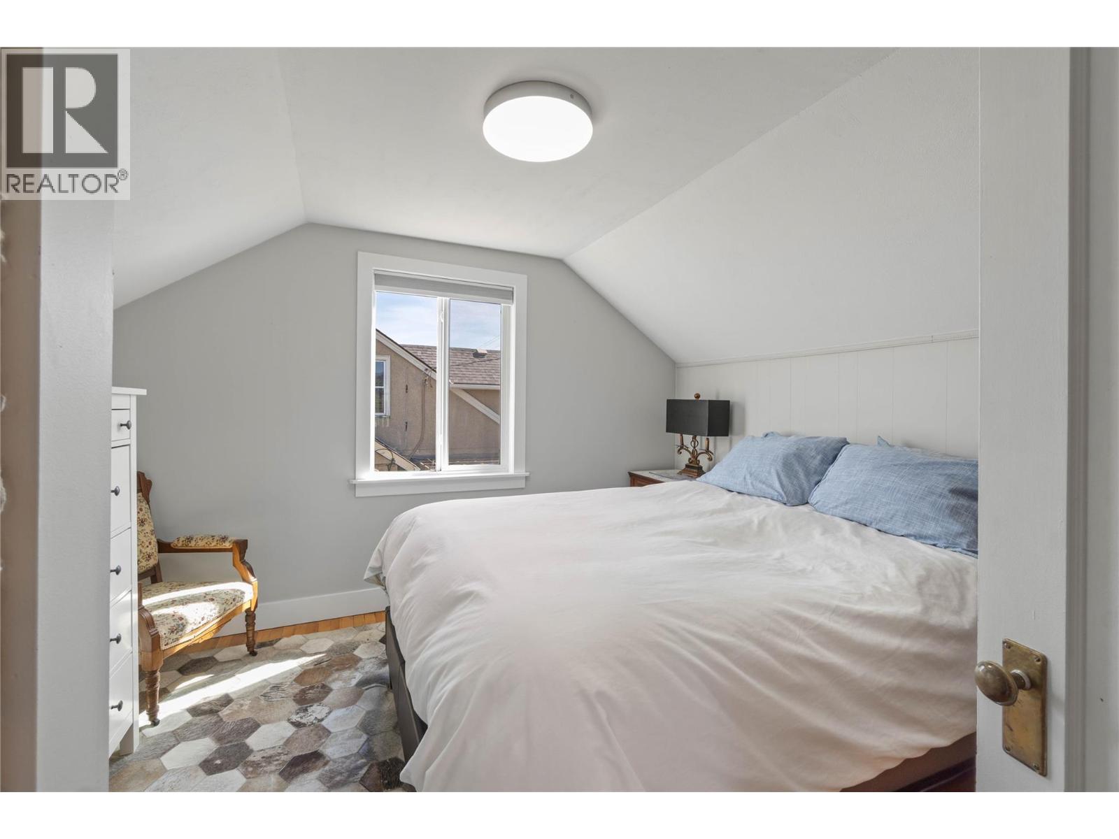 1054 DOMINION STREET - 13