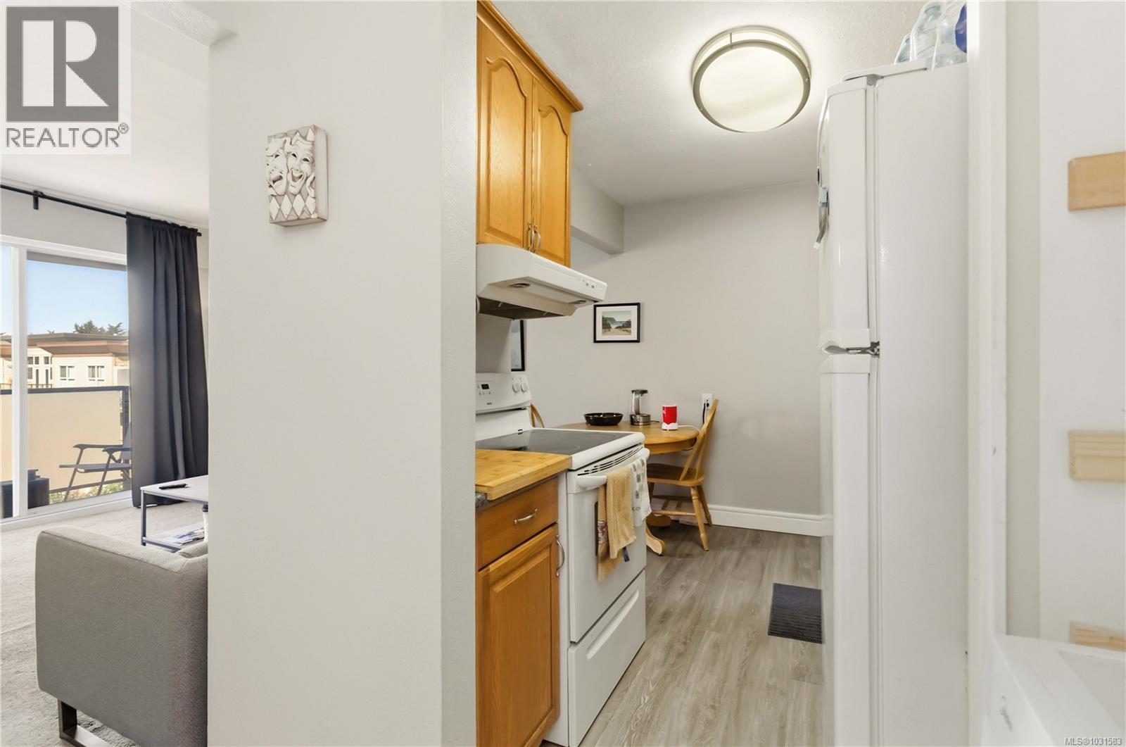 #302 904 HILLSIDE AVE - 18