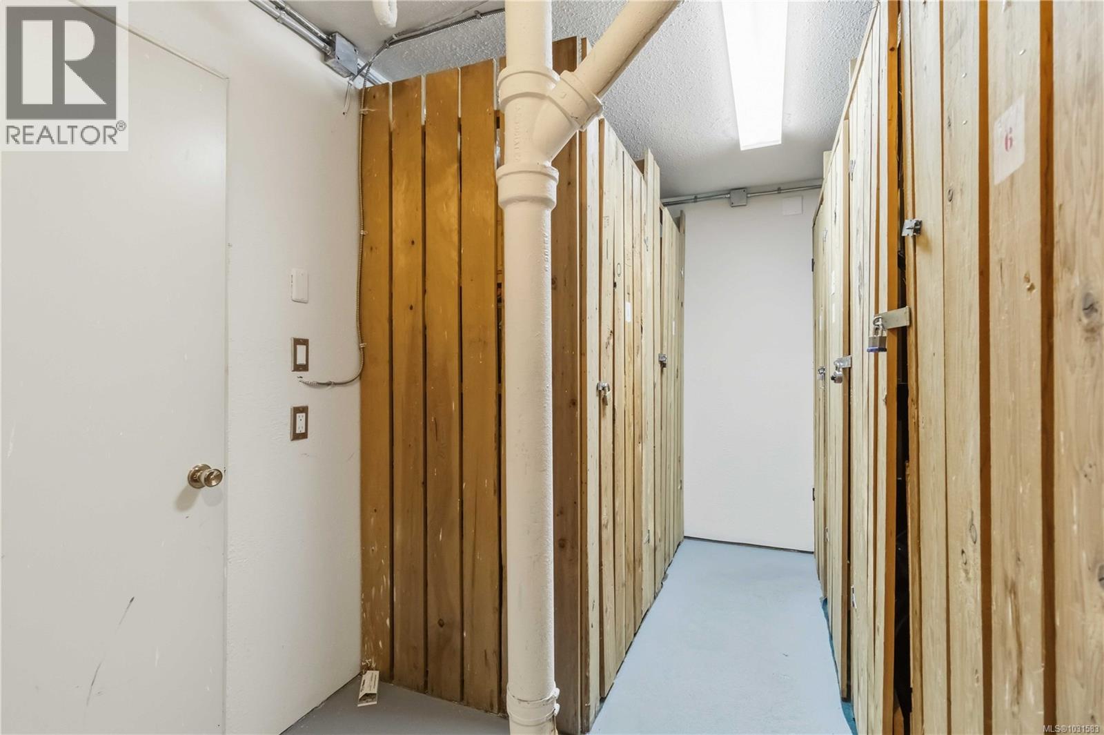 #302 904 HILLSIDE AVE - 33