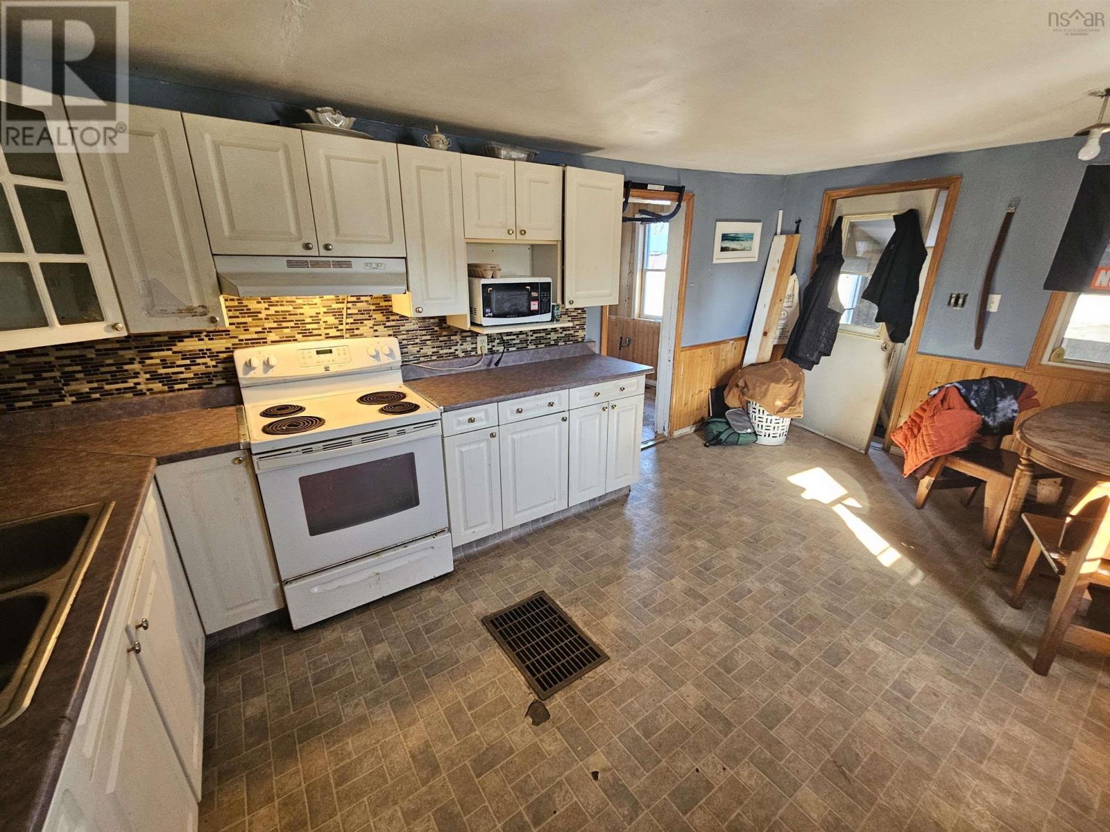 Property 11 of 23 of 92 Rideau Street