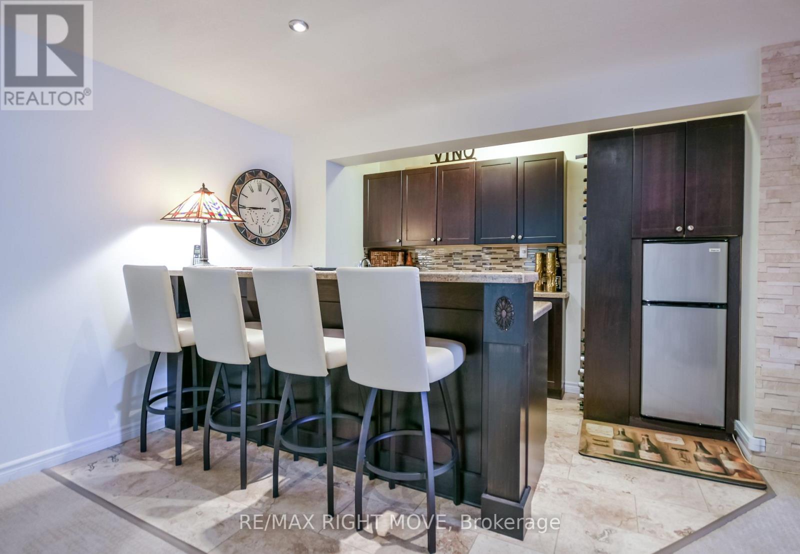661 GLEN CRESCENT — photo 38