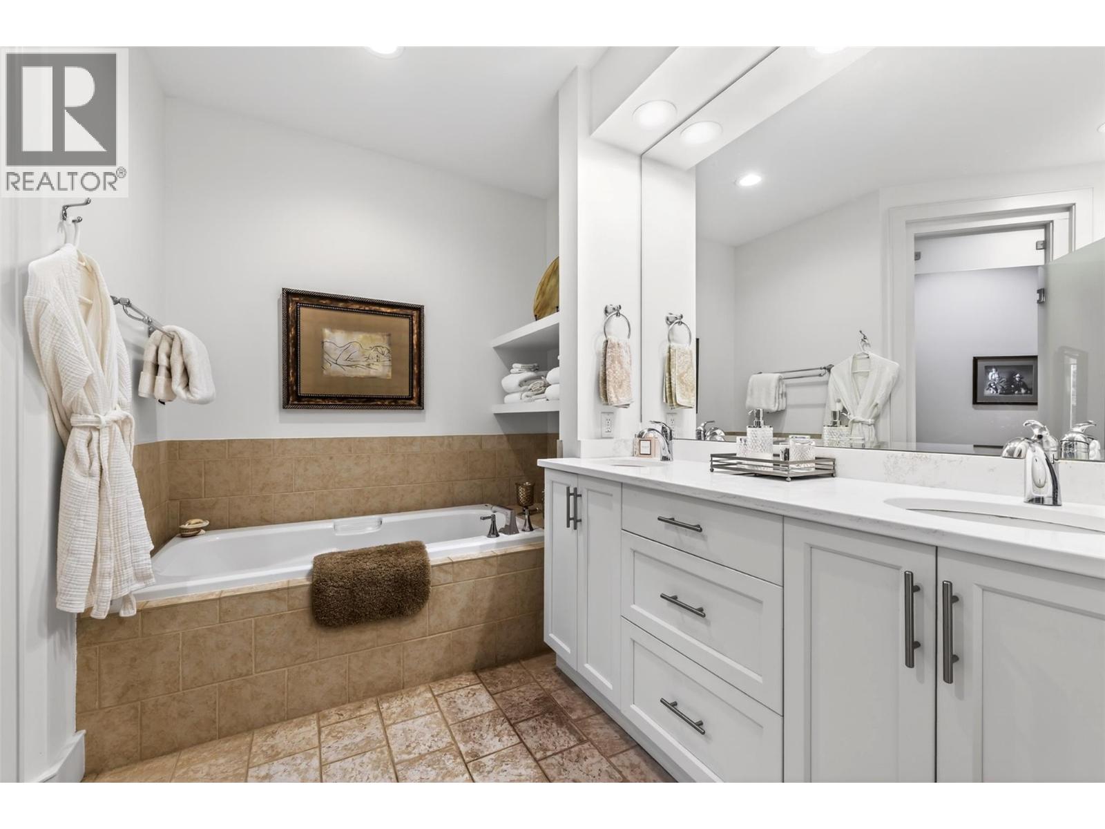 4 101 Falcon Point Way, Vernon