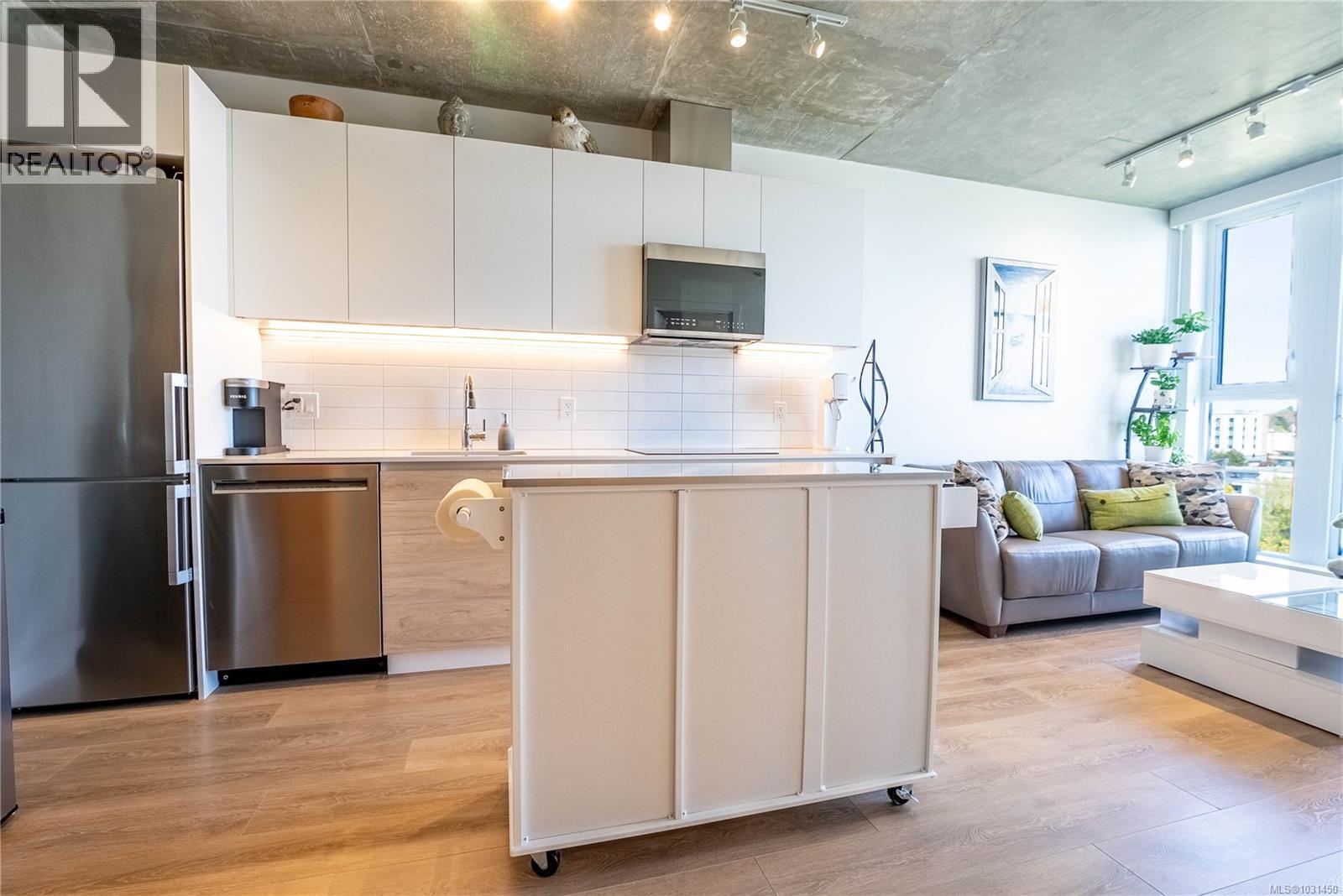 #806 1097 VIEW ST - 10