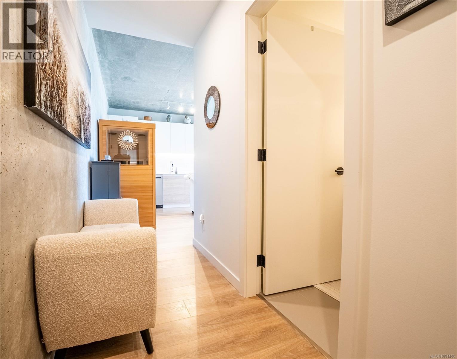 #806 1097 VIEW ST - 17