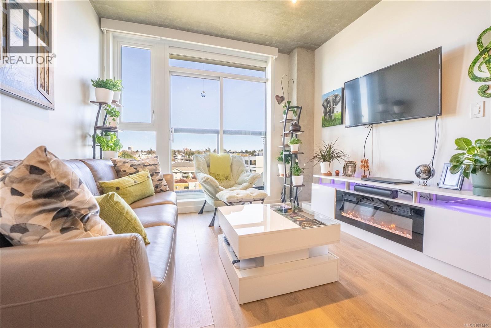 #806 1097 VIEW ST - Image 2