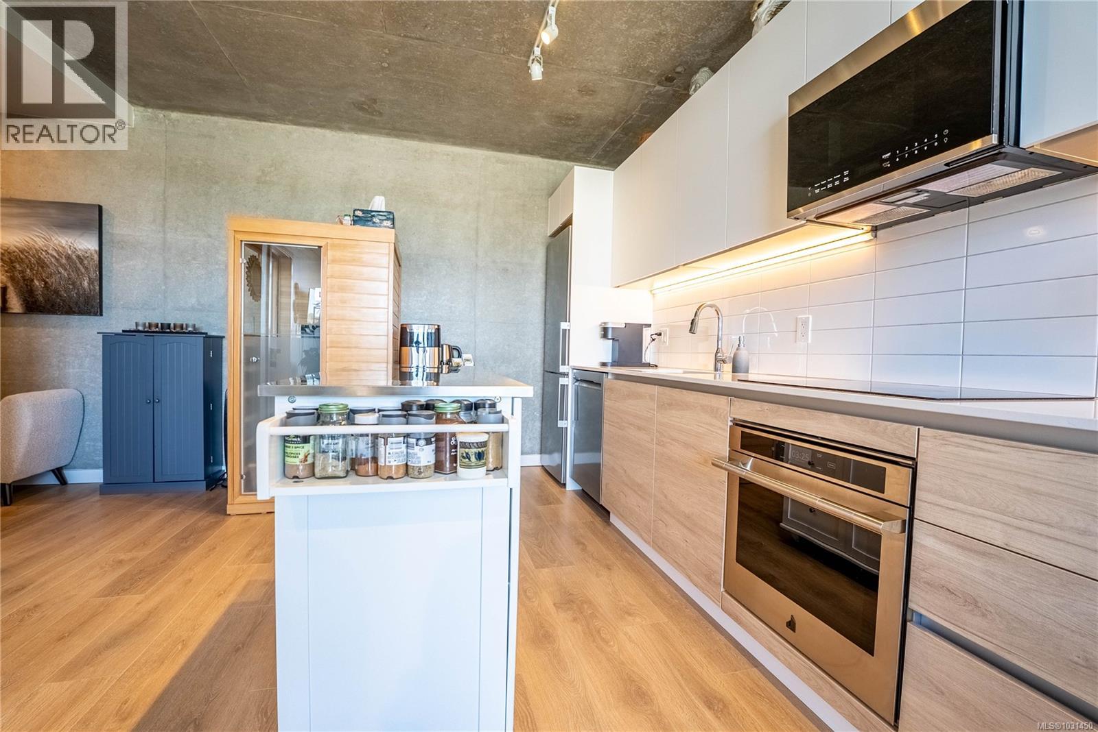 #806 1097 VIEW ST - 9