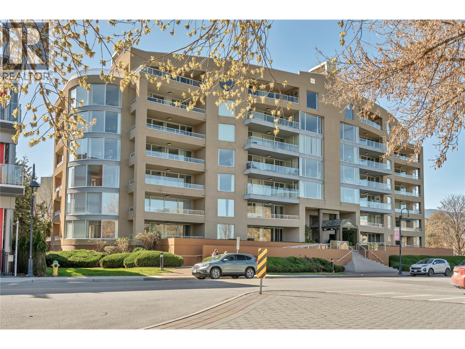 #701 86 LAKESHORE DRIVE - Image 2