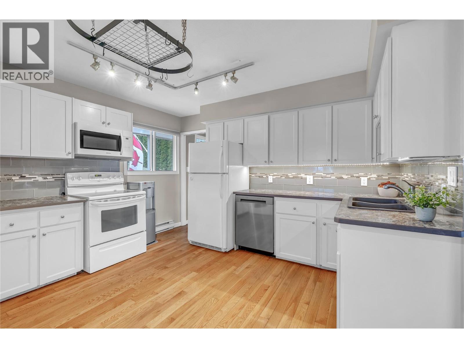 12203 Giants Head Road, Summerland