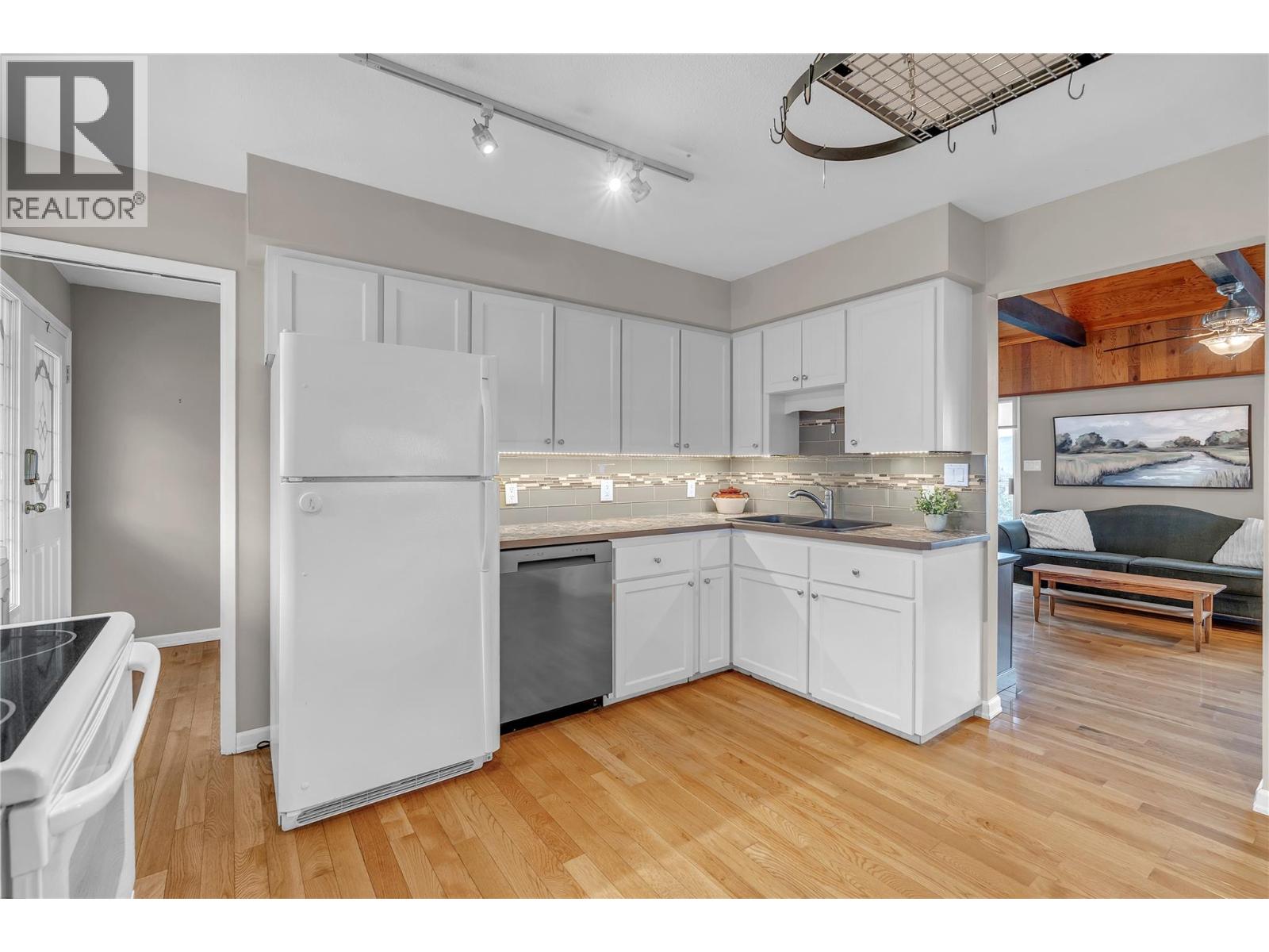 12203 Giants Head Road, Summerland