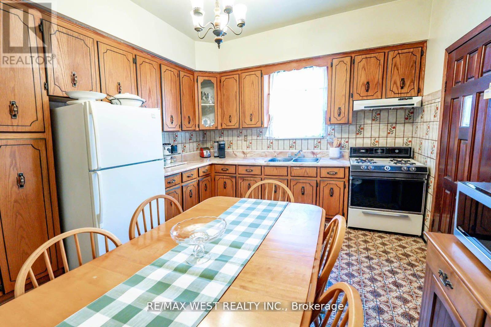 217 GLADSTONE AVENUE - 10