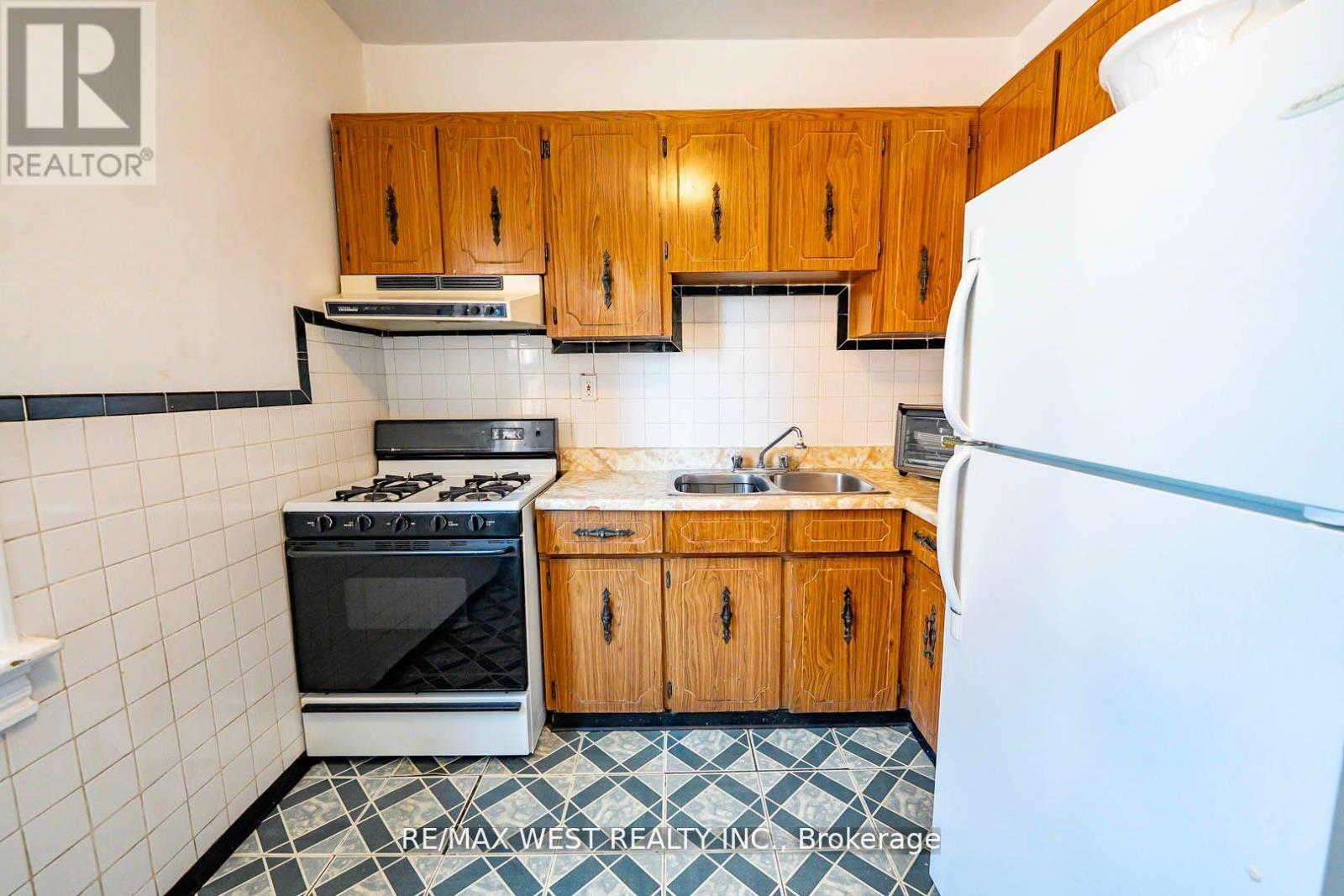 217 GLADSTONE AVENUE - 21