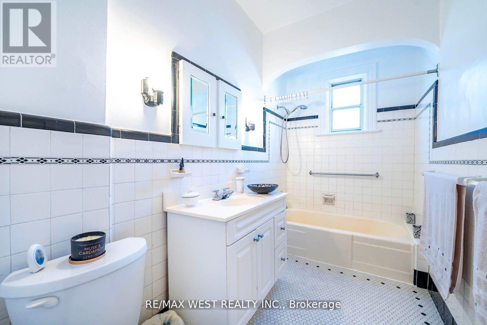 217 GLADSTONE AVENUE - 25