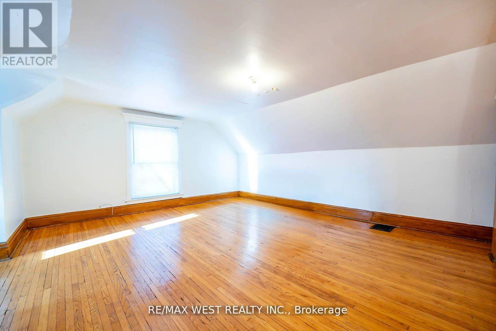 217 GLADSTONE AVENUE - 26