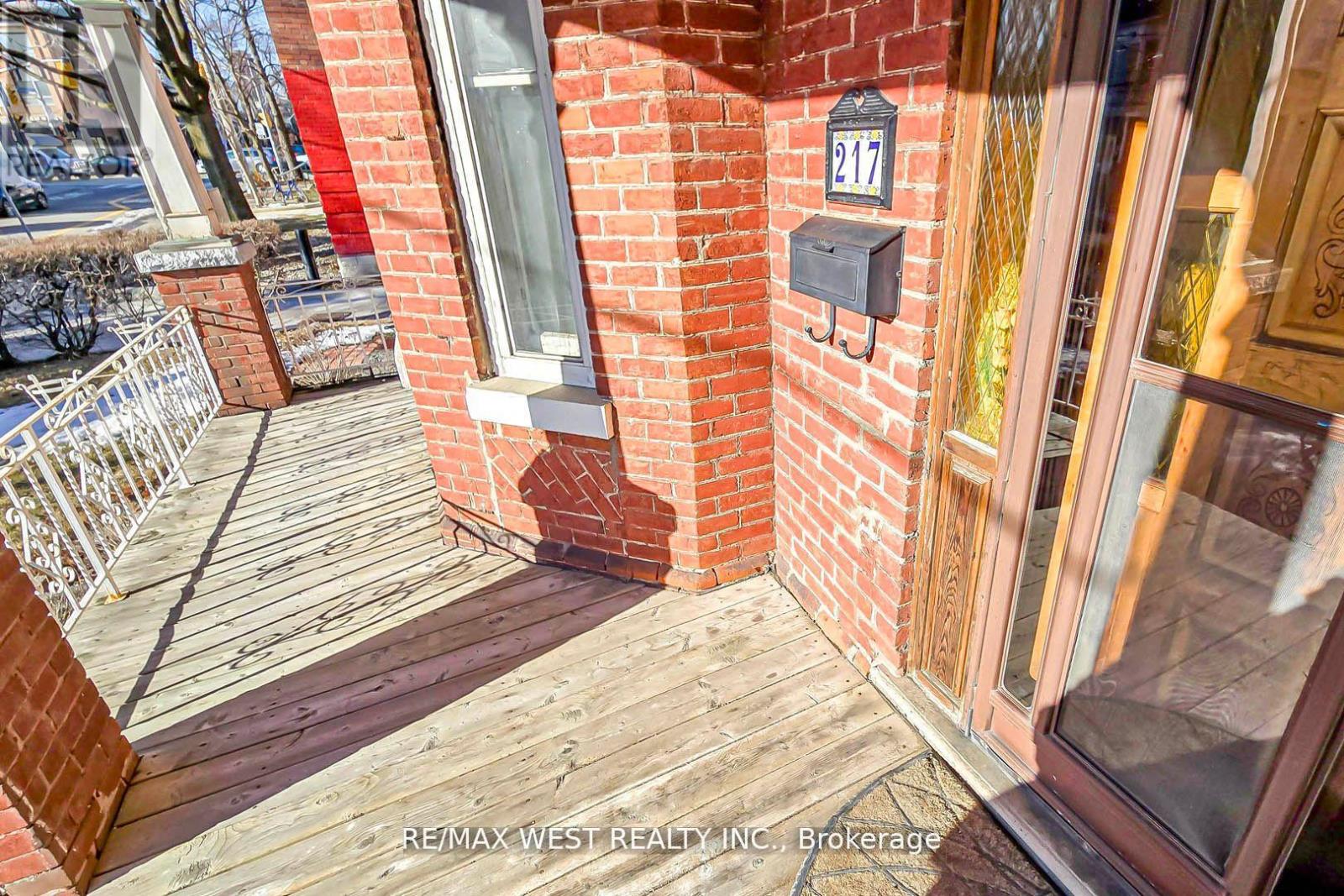 217 GLADSTONE AVENUE - 31