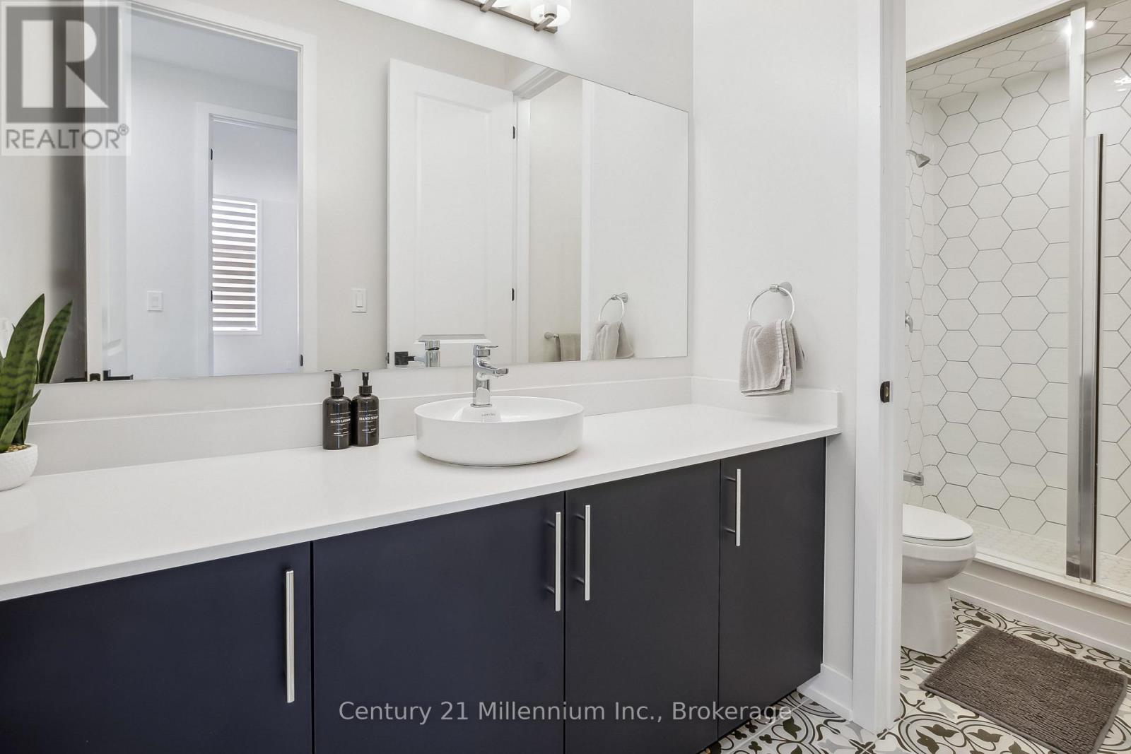 125 STONELEIGH DRIVE - 21