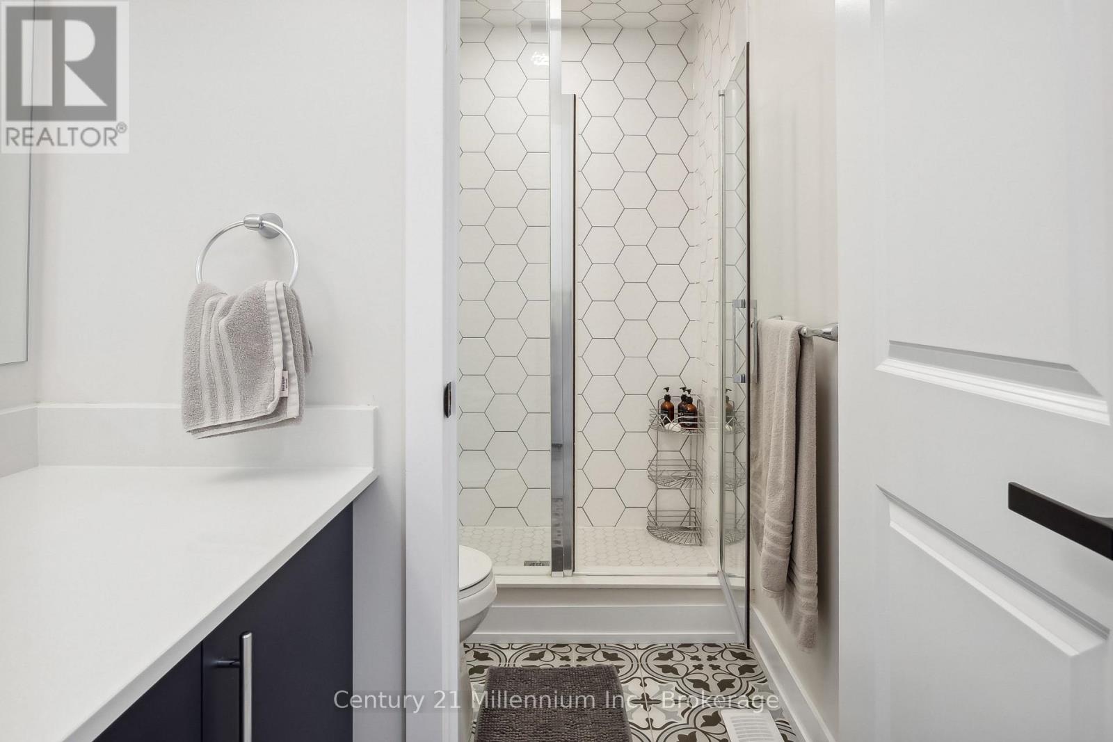 125 STONELEIGH DRIVE - 22