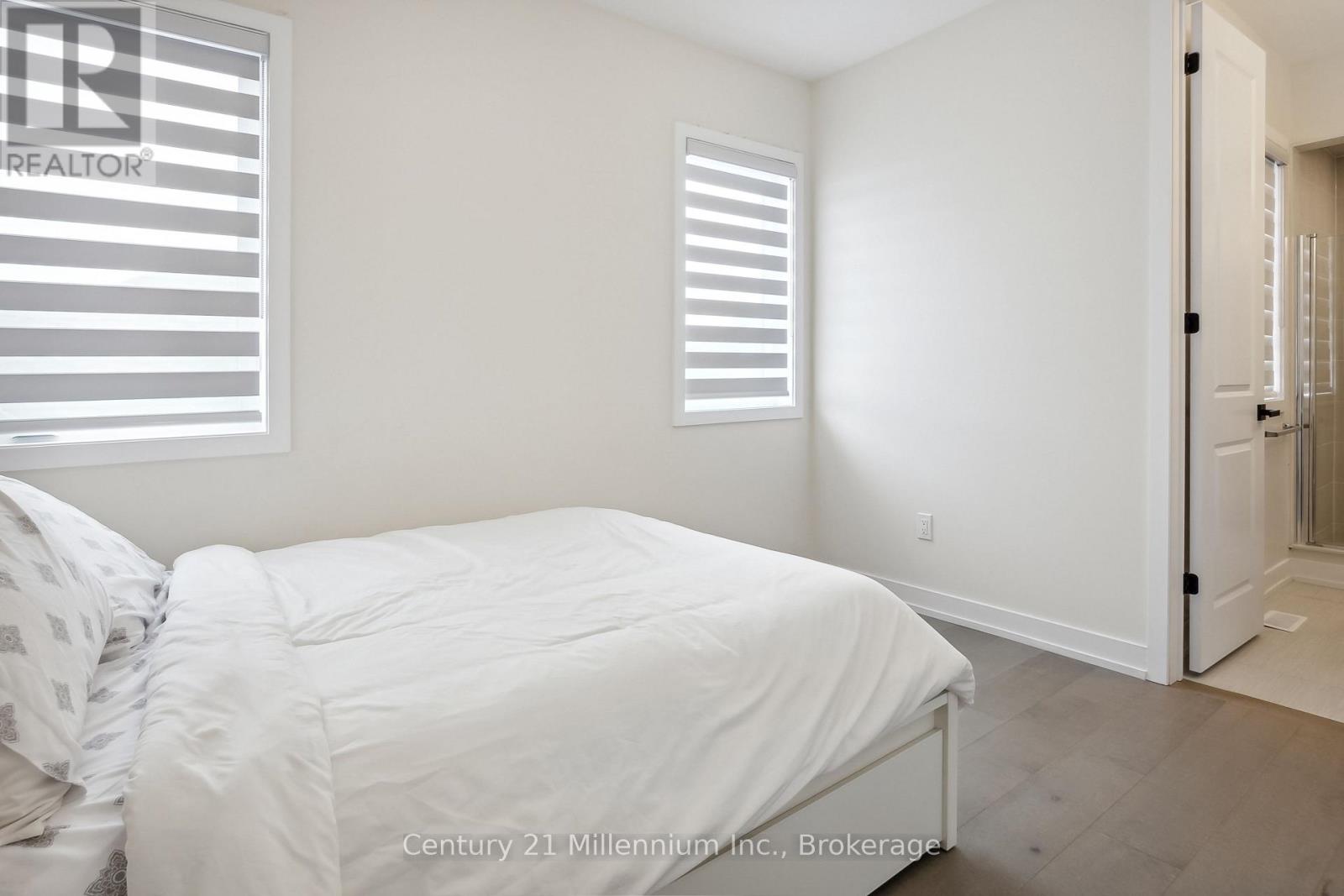125 STONELEIGH DRIVE - 32