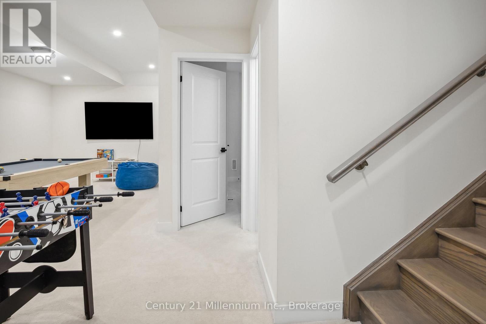 125 STONELEIGH DRIVE - 34