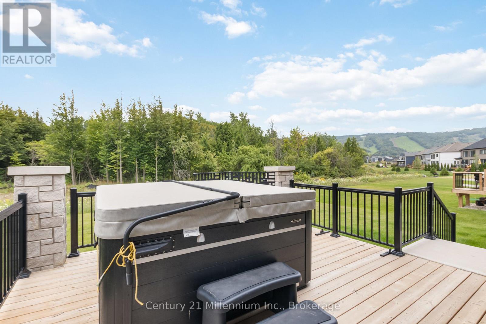 125 STONELEIGH DRIVE - 47