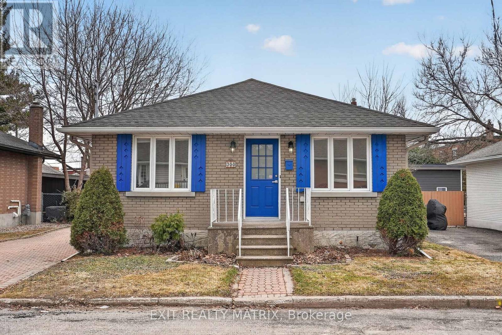 Great curb-appeal, w/long interlock lane & walkway