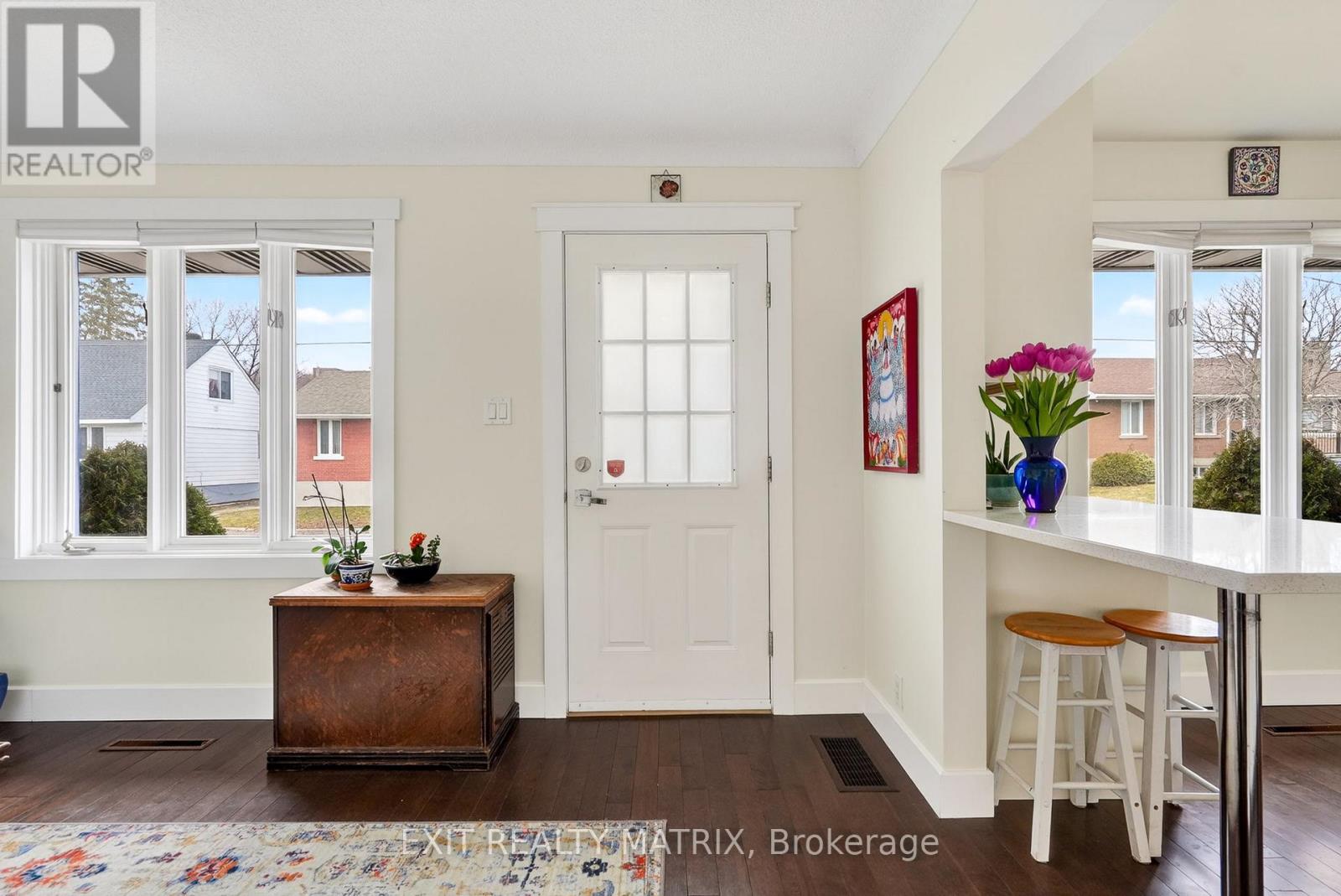 Bright open main w/ updated hardwood