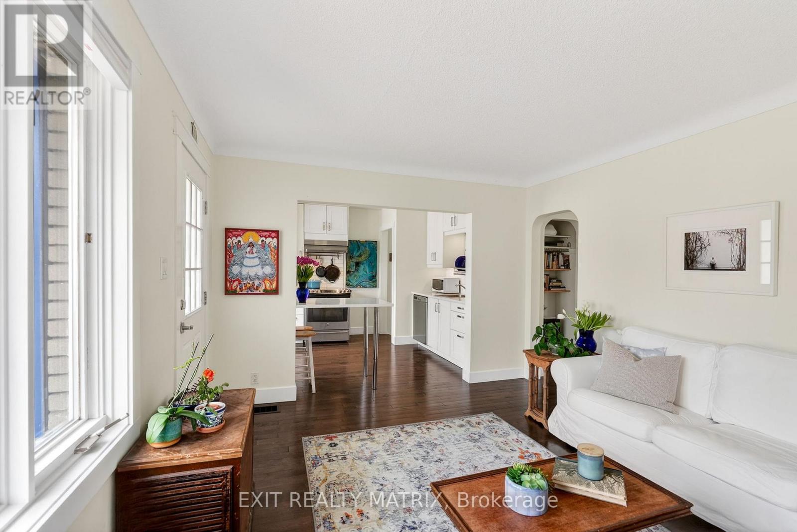 Bright open main w/ updated hardwood