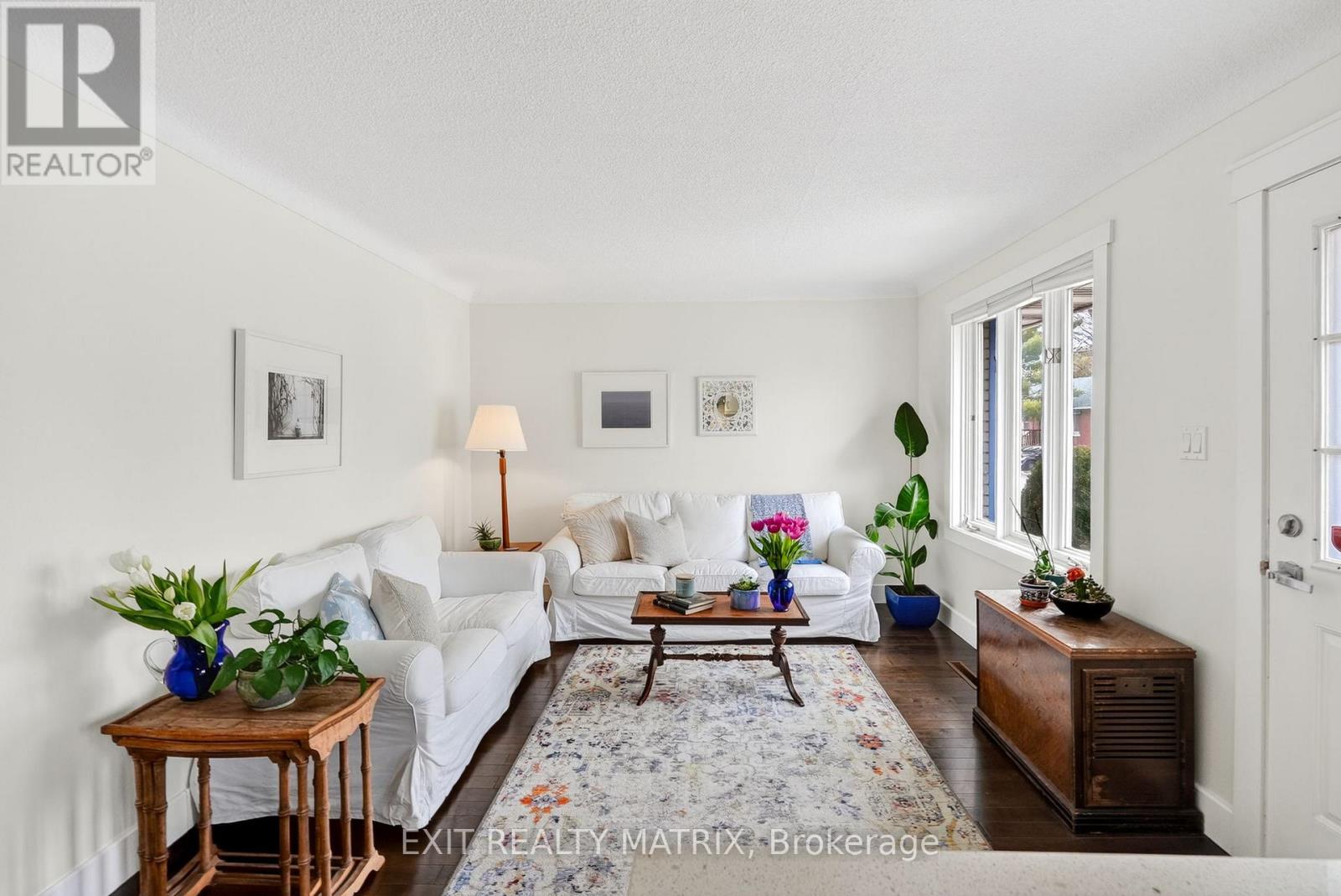 Bright open main w/ updated hardwood