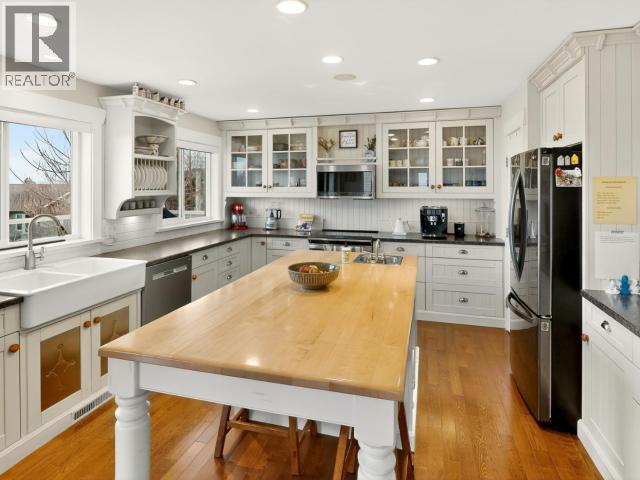 3488 MACKENZIE AVE - 5