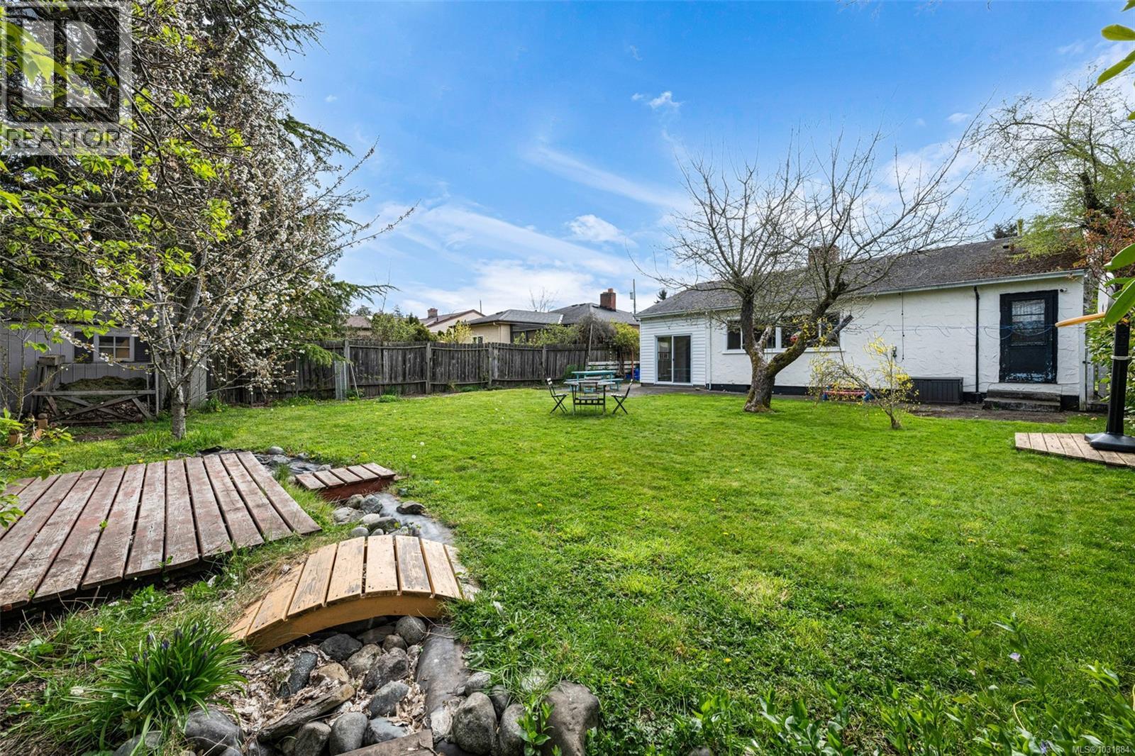 1662 Freeman Ave - 26