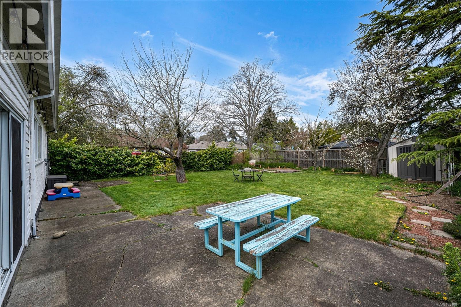 1662 Freeman Ave - 27