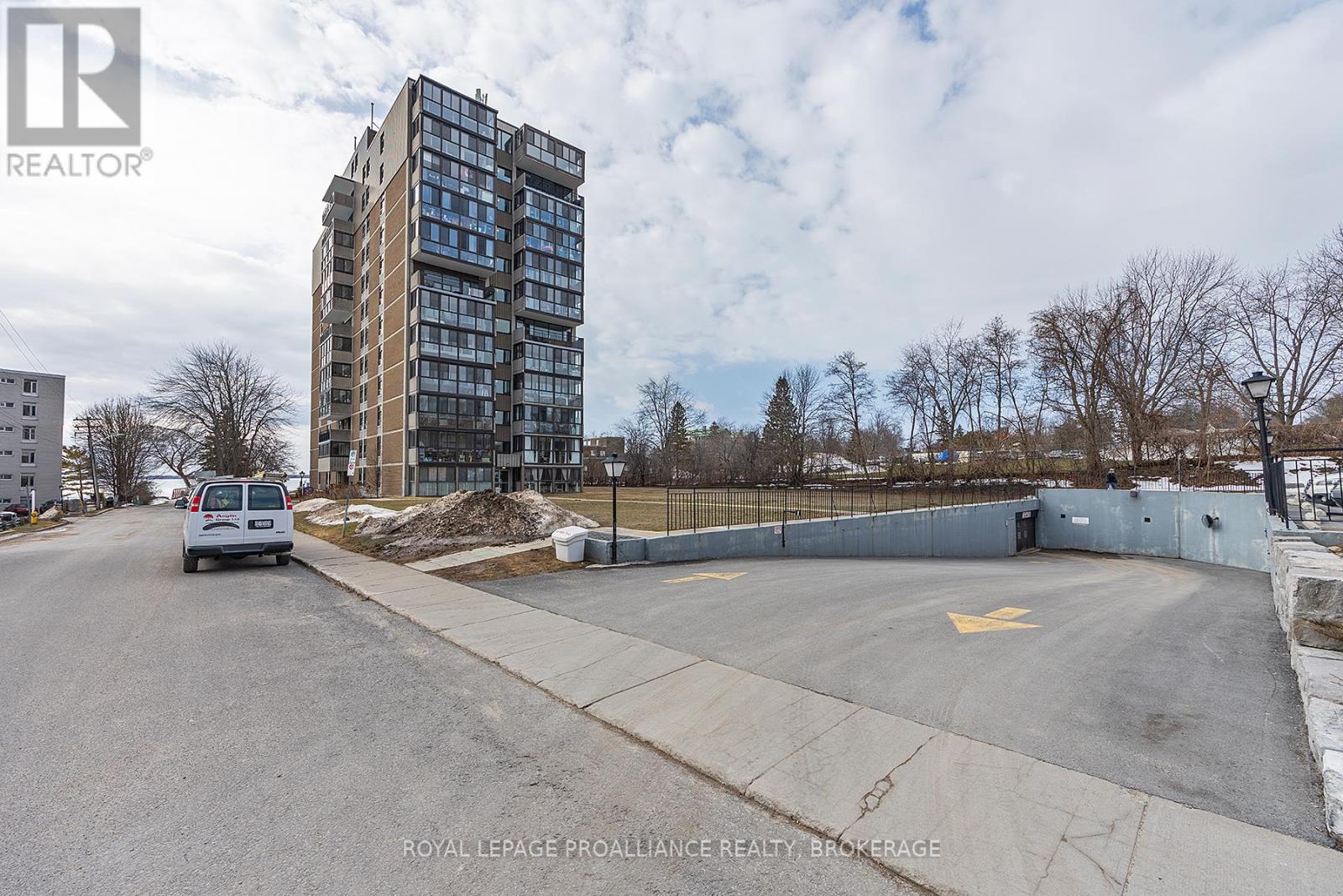 903 - 2 MOWAT AVENUE — photo 46