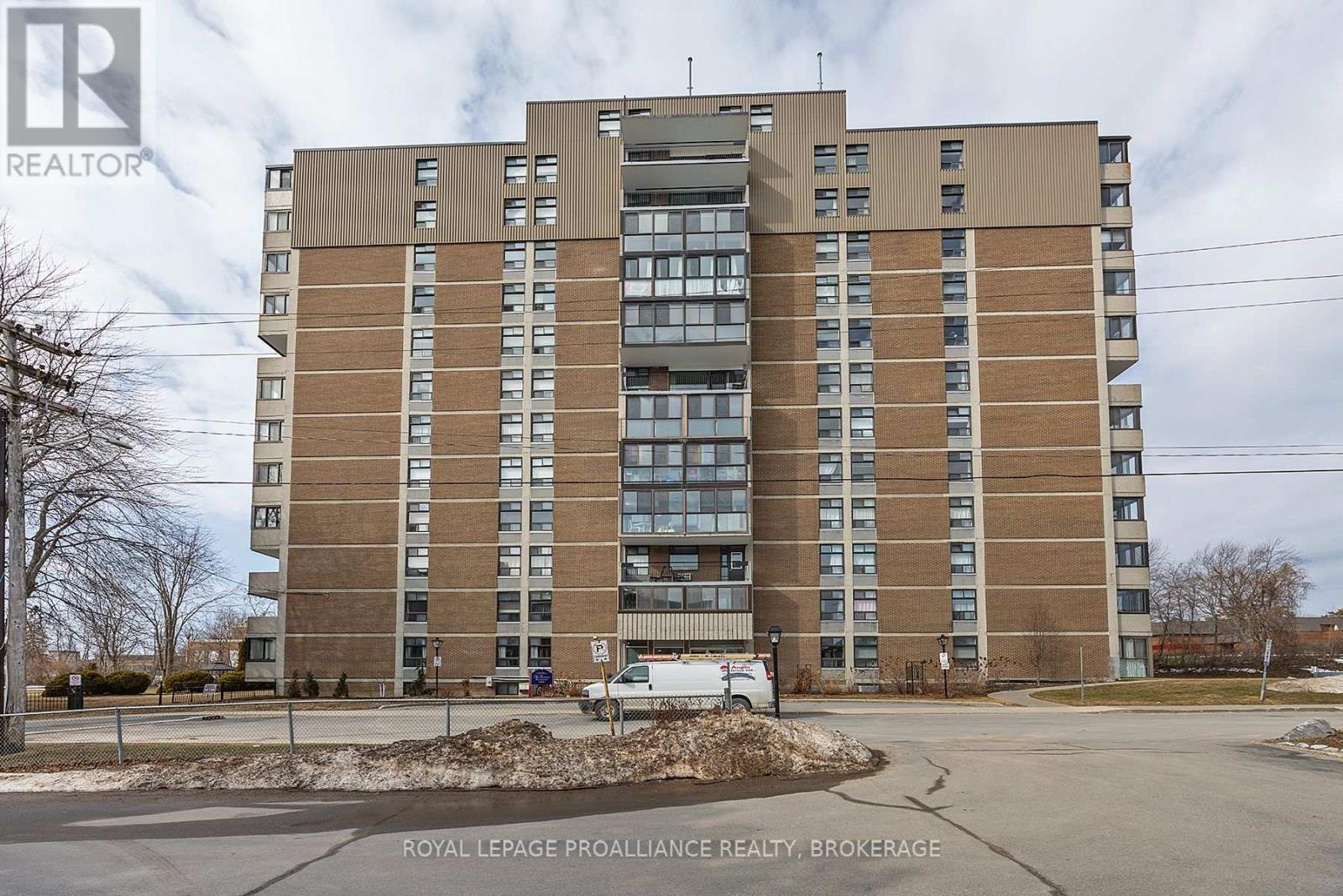 903 - 2 MOWAT AVENUE — photo 47