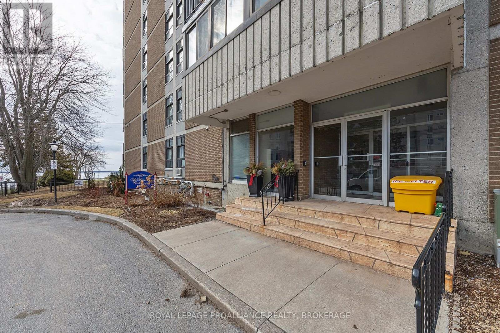 903 - 2 MOWAT AVENUE — photo 48