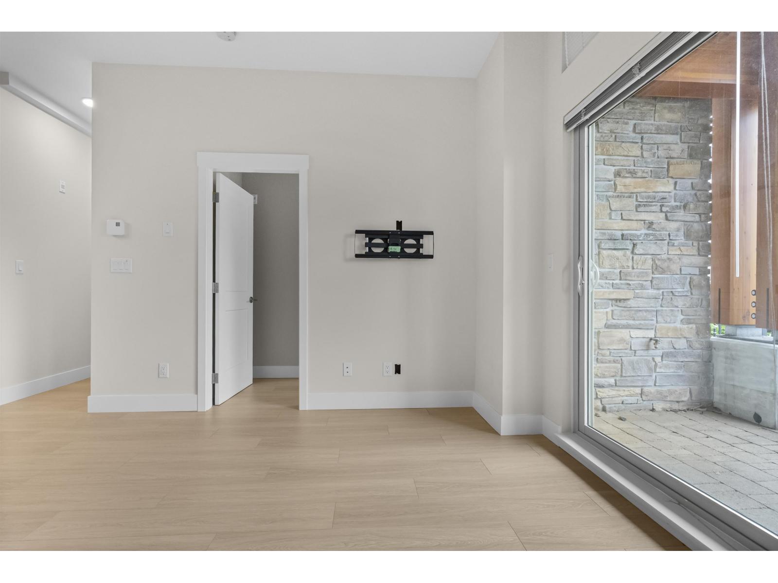 102 14022 NORTH BLUFF ROAD, White Rock