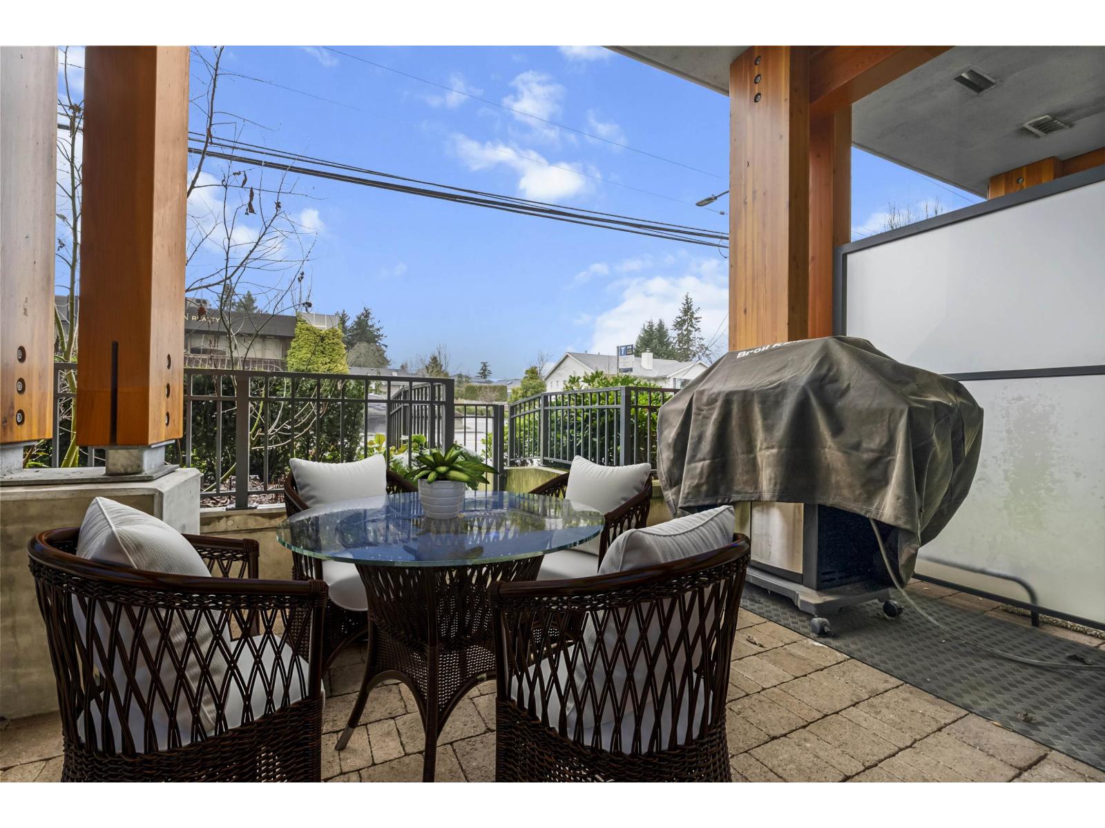 102 14022 NORTH BLUFF ROAD, White Rock