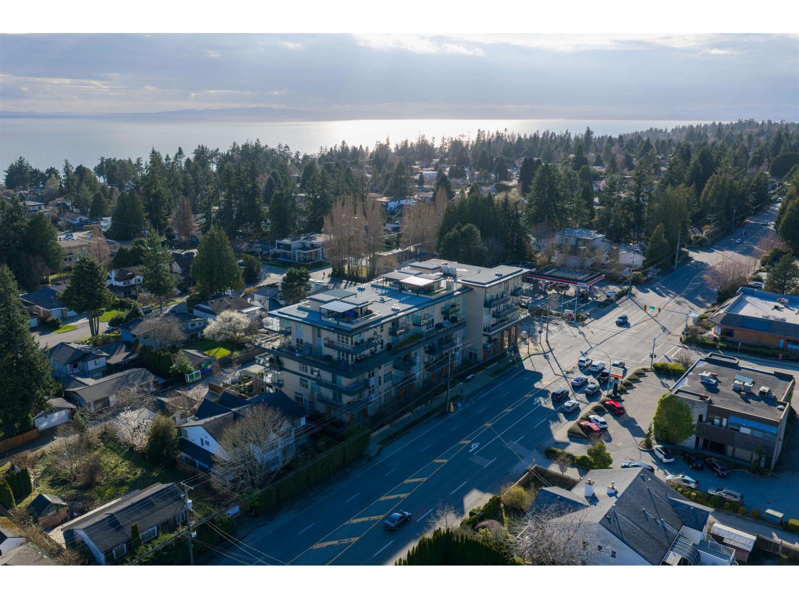 102 14022 NORTH BLUFF ROAD, White Rock
