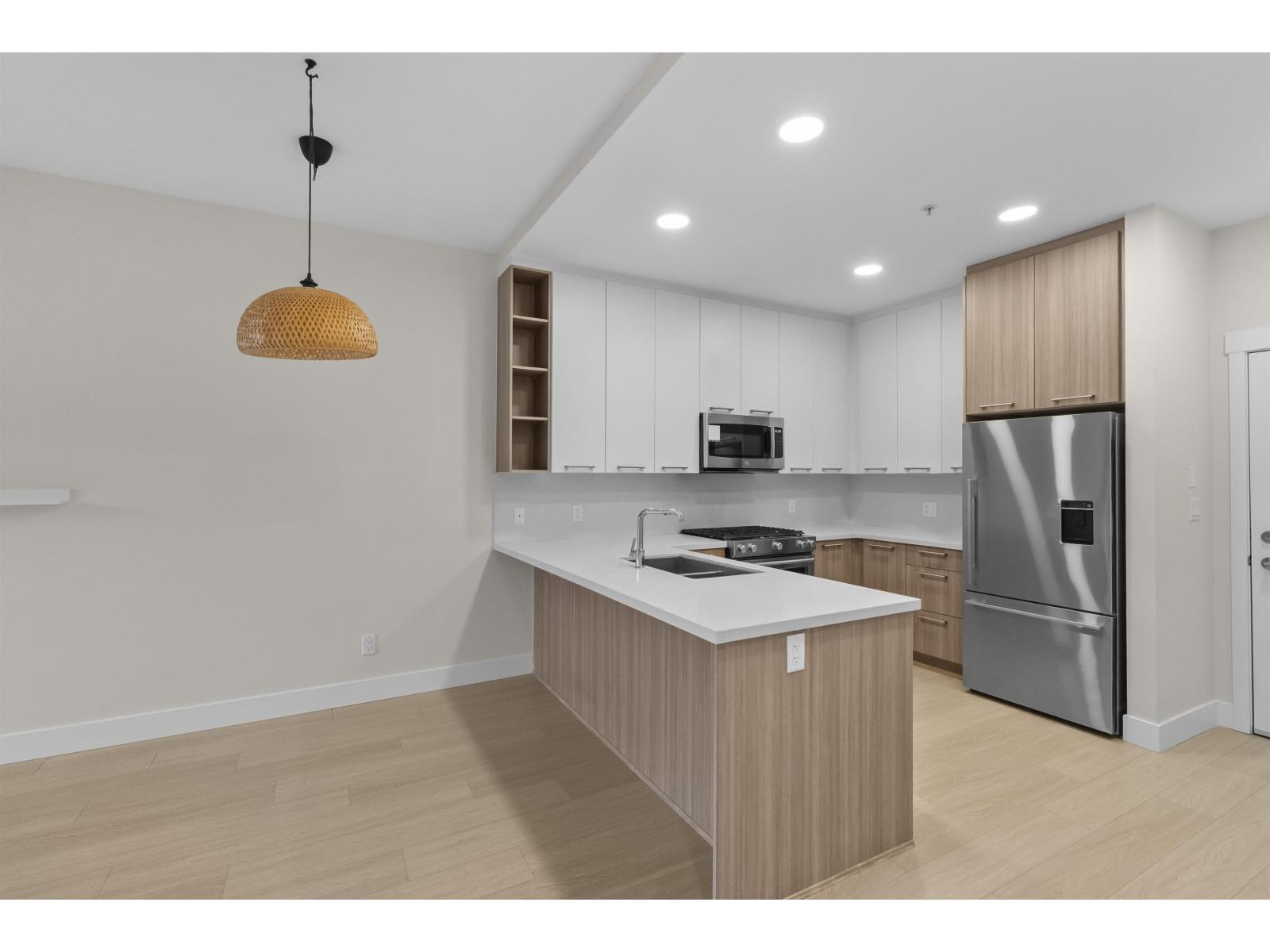 102 14022 NORTH BLUFF ROAD, White Rock