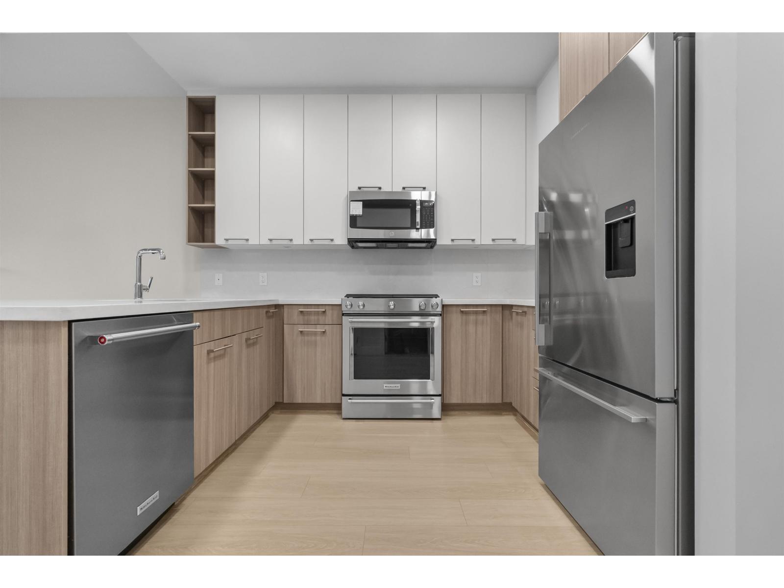 102 14022 NORTH BLUFF ROAD, White Rock