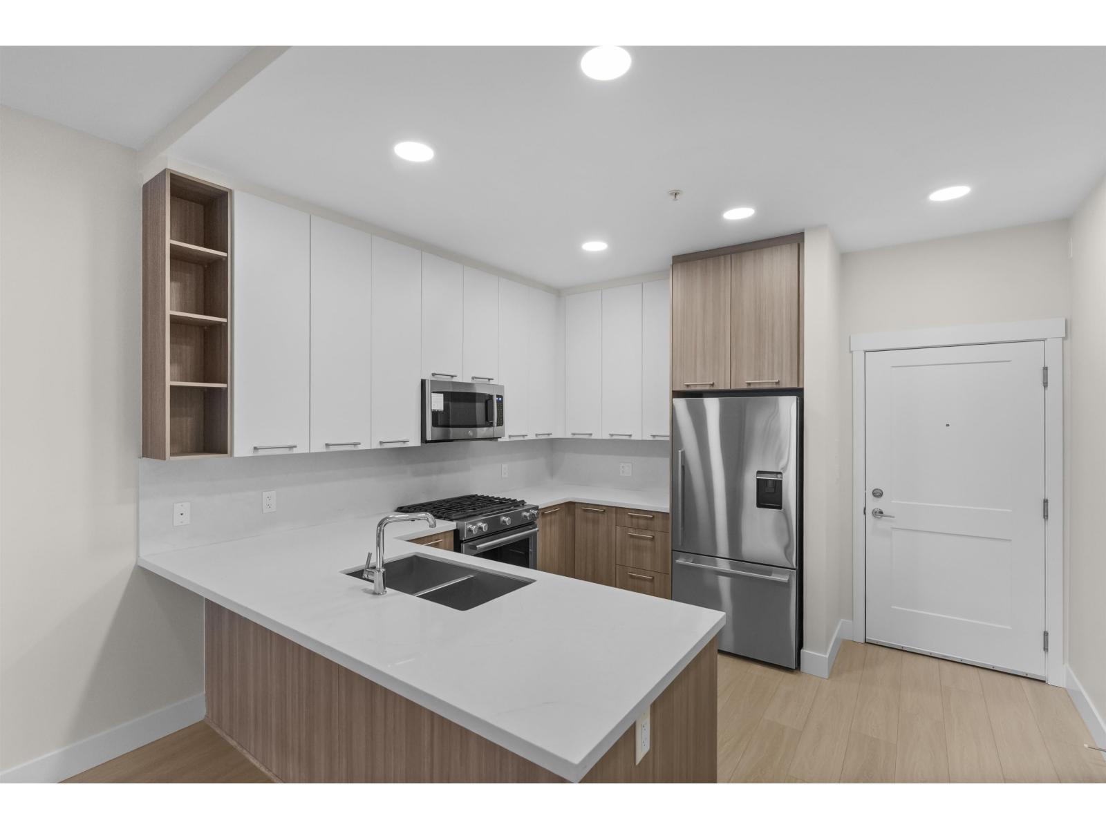 102 14022 NORTH BLUFF ROAD, White Rock