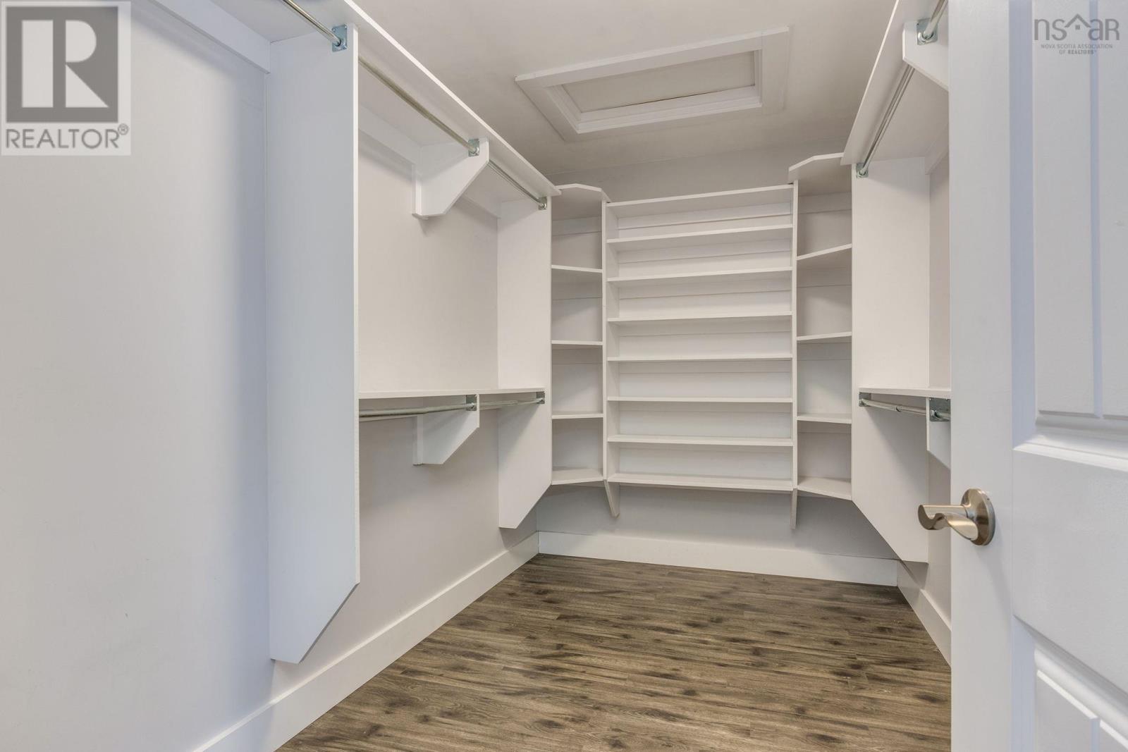 Property 24 of 44 of 214 Voyageur Way