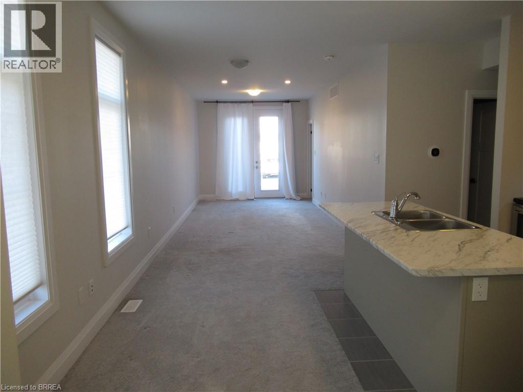677 PARK Road N Unit# 18, Brantford, Ontario, N3R0C2 — Photo 8