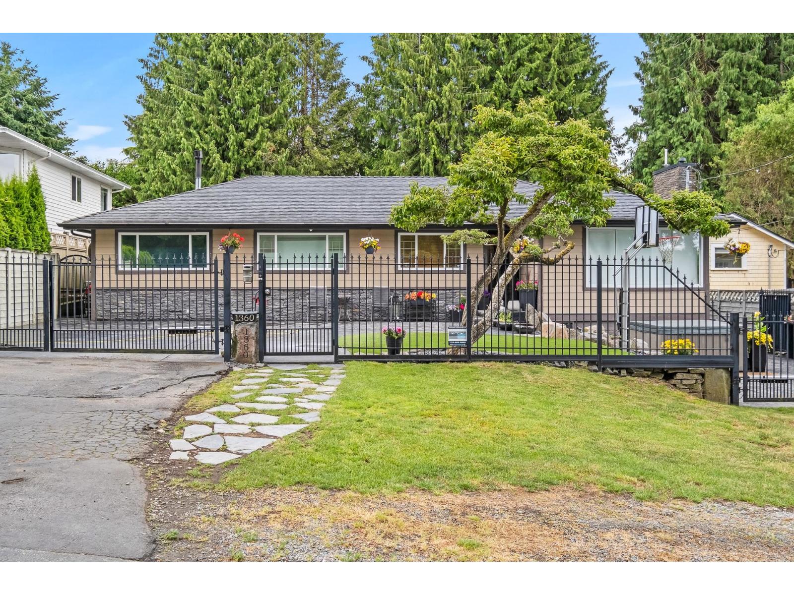 1360 EVERALL STREET, White Rock