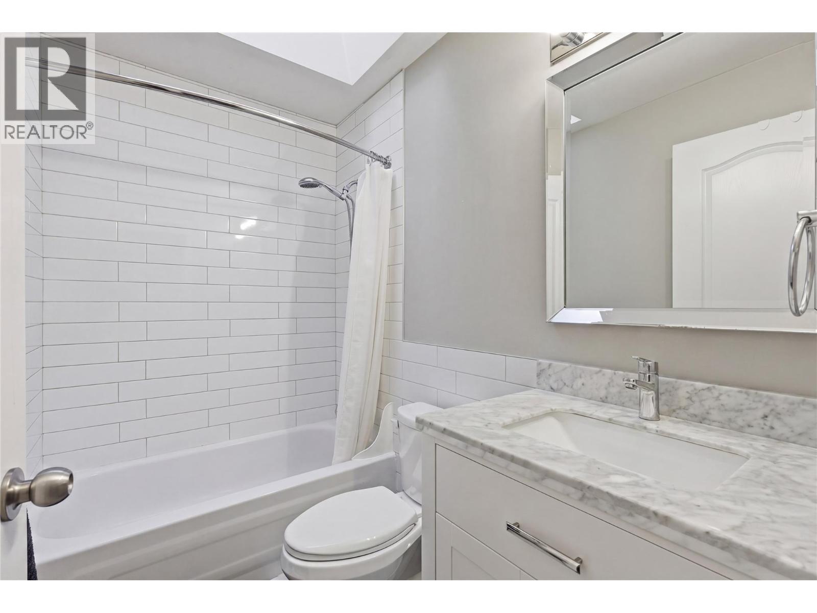 #7 750 DUNROBIN DRIVE - 16