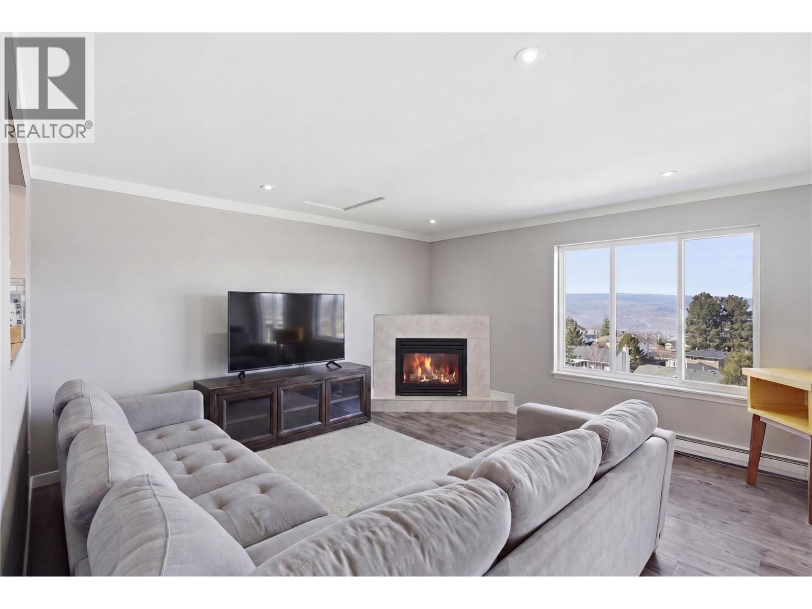 #7 750 DUNROBIN DRIVE - 4