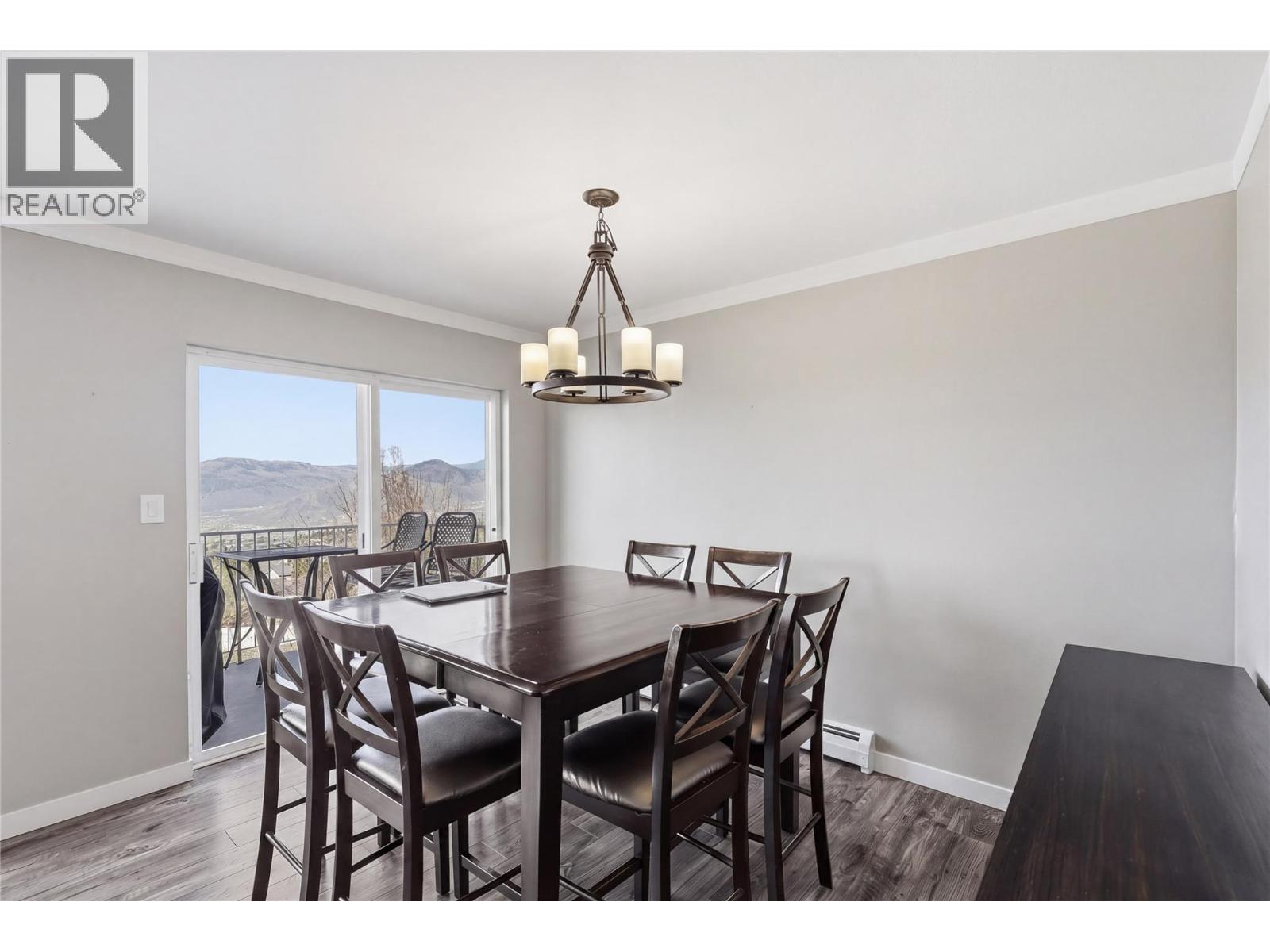 #7 750 DUNROBIN DRIVE - 7