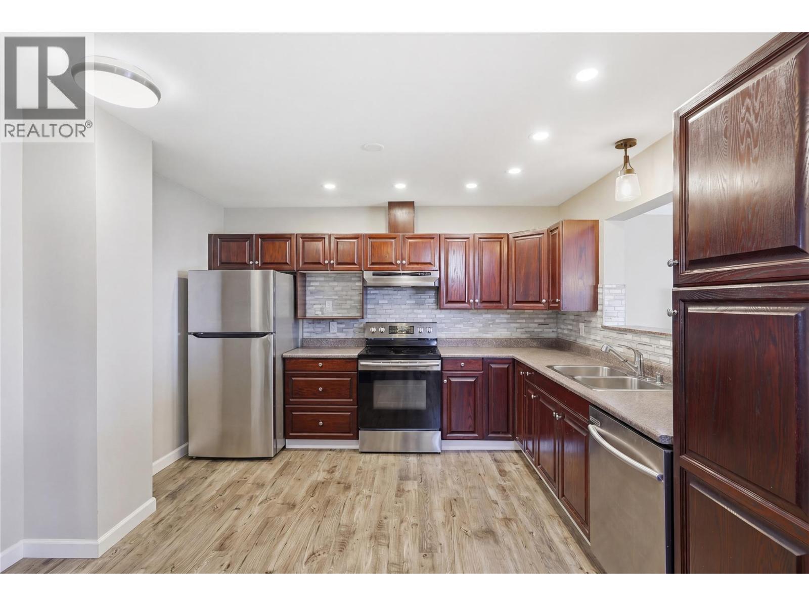 #7 750 DUNROBIN DRIVE - 5