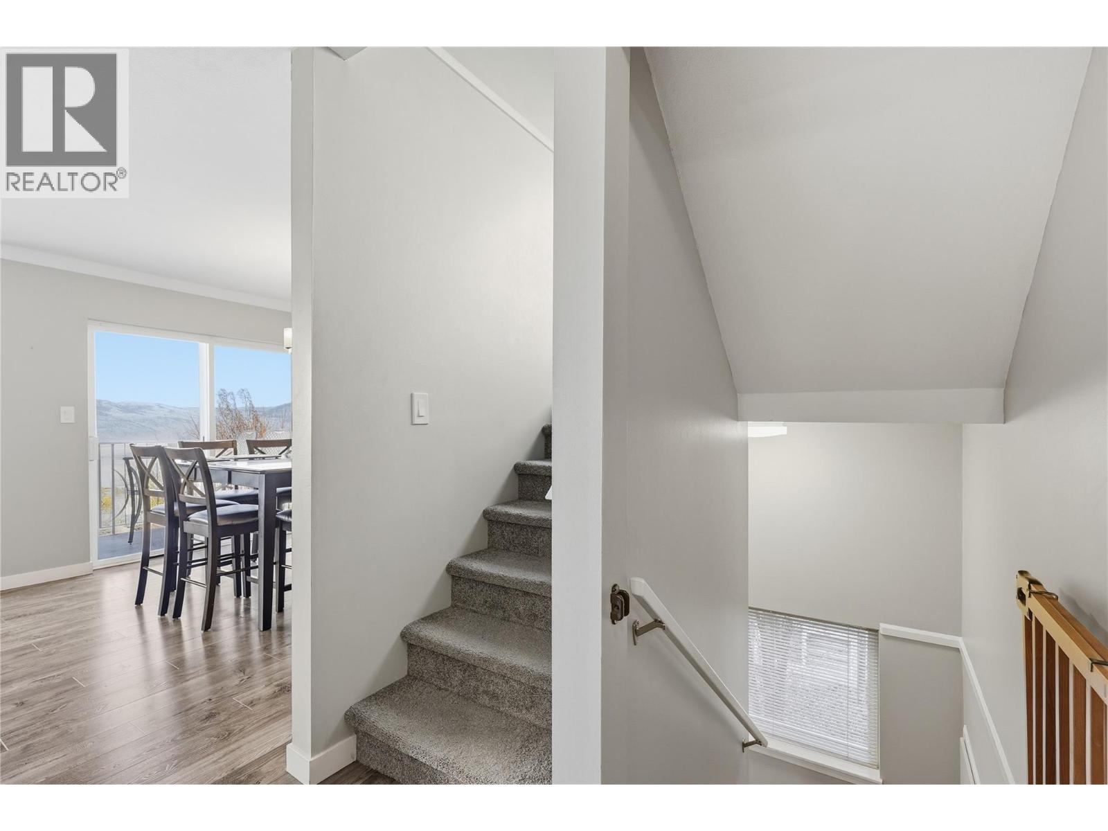 #7 750 DUNROBIN DRIVE - 10