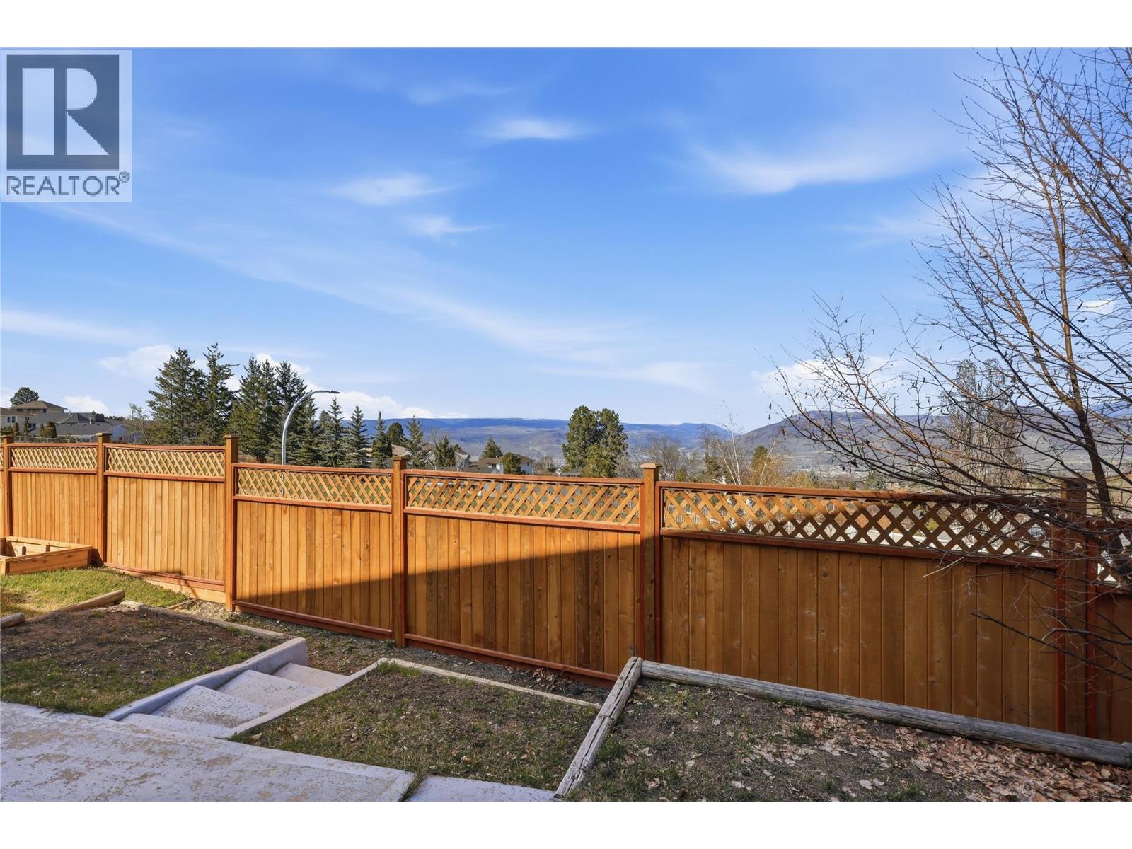 #7 750 DUNROBIN DRIVE - 19