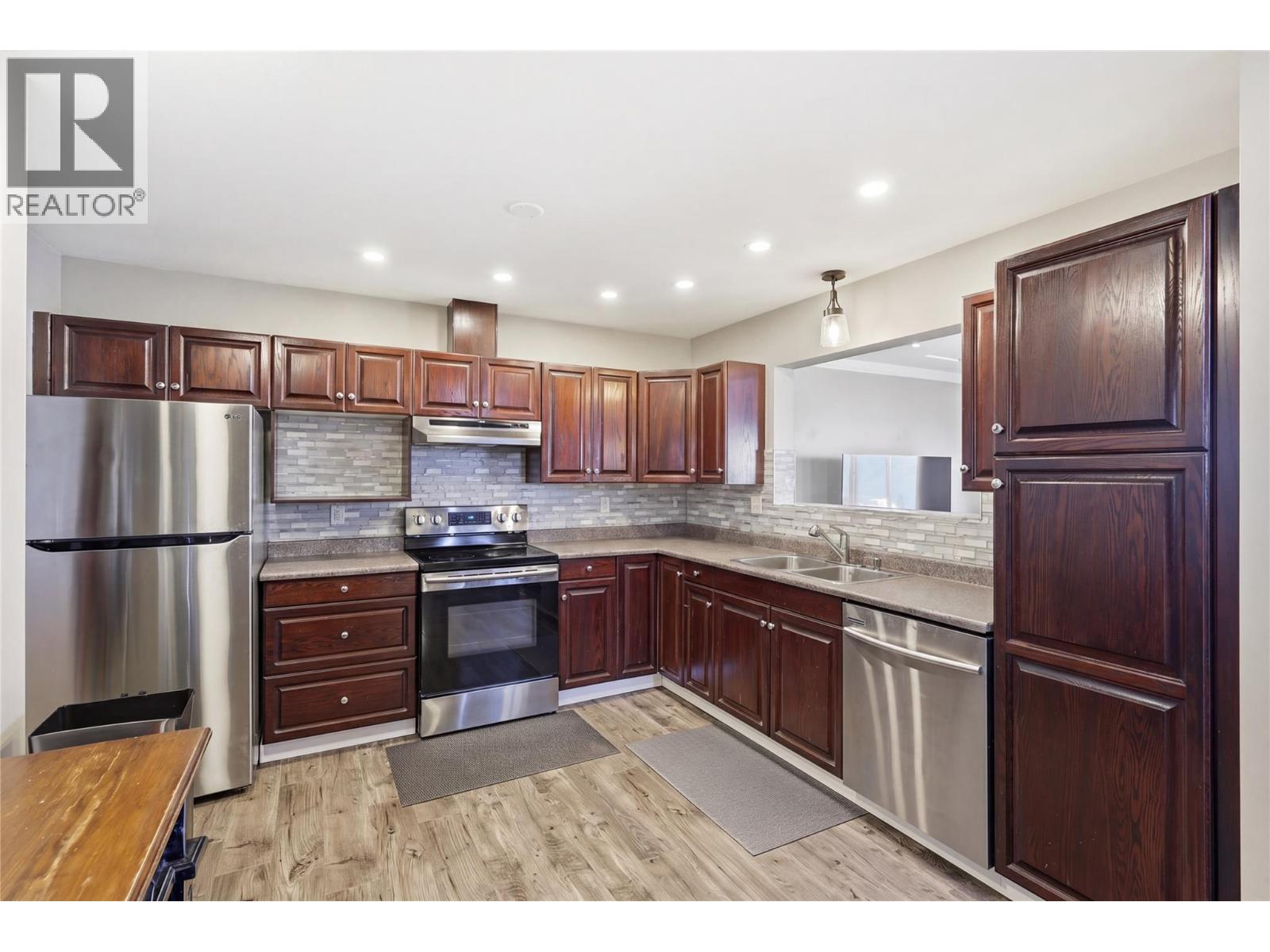 #7 750 DUNROBIN DRIVE - 6