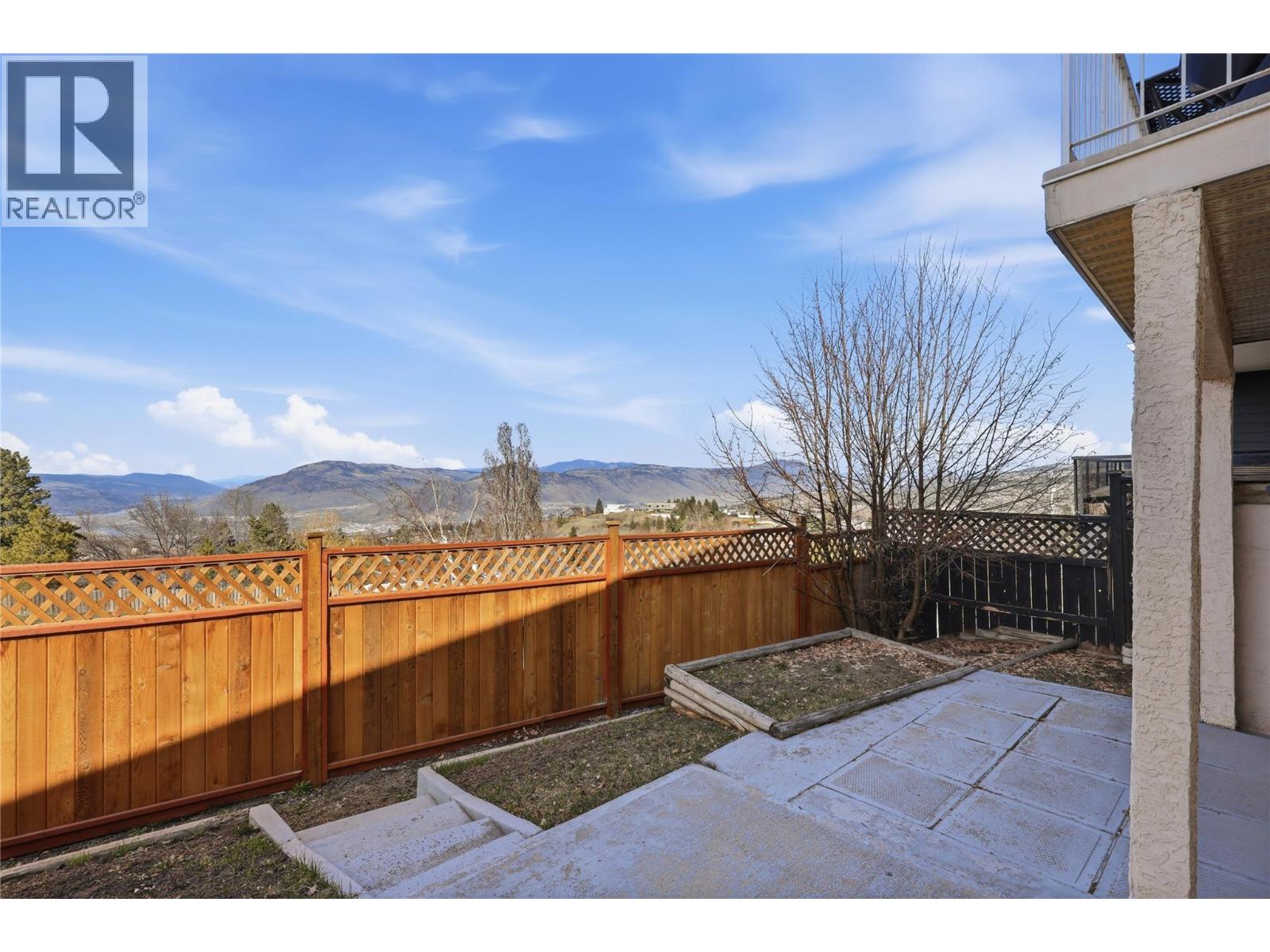 #7 750 DUNROBIN DRIVE - 18